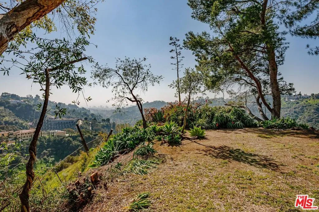 Los Angeles, California 90077, United States, 3 Bedrooms Bedrooms, ,2 BathroomsBathrooms,Residential,Pending,73371