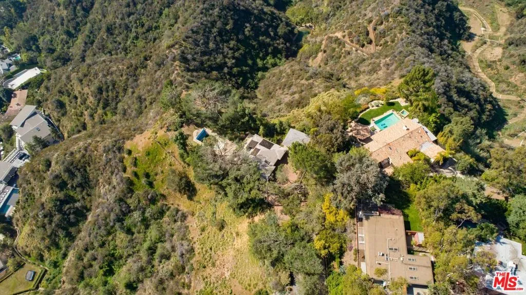 Los Angeles, California 90077, United States, 3 Bedrooms Bedrooms, ,2 BathroomsBathrooms,Residential,Pending,73371