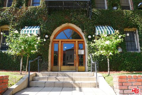 Photo of 611 S Cloverdale Avenue #106, Los Angeles, CA 90036 (MLS # 25617539)