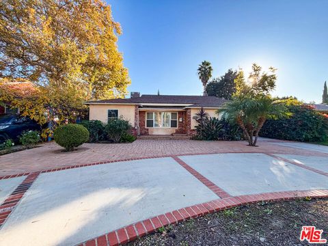 Photo of 15424 Camarillo Street, Sherman Oaks, CA 91403 (MLS # 25623915)