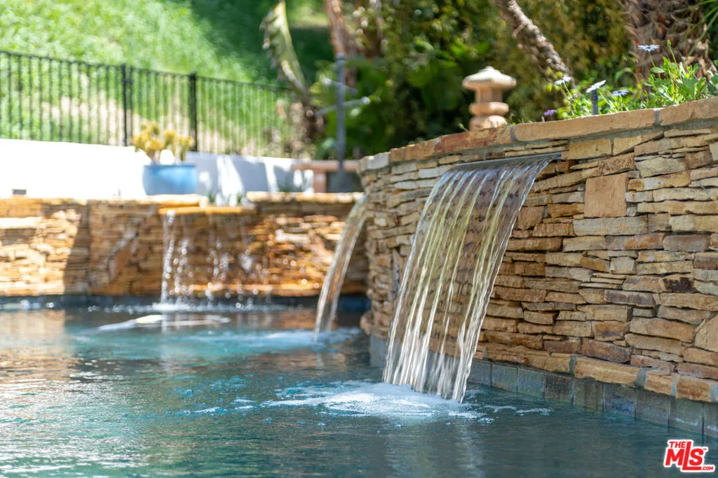 Calabasas, California 91302, United States, 4 Bedrooms Bedrooms, ,3 BathroomsBathrooms,Residential,Active,159538