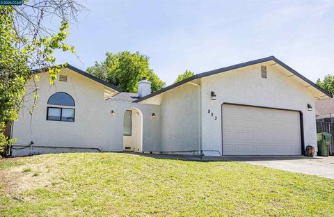Photo of 823 Spaniel Dr Dr, Redding, CA 96003 (MLS # 41131860)
