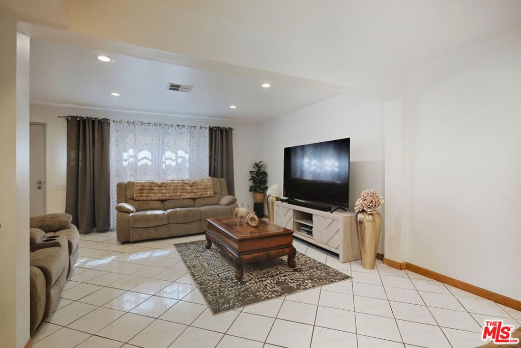Photo of 7422 Hazeltine Avenue #3, Van Nuys, CA 91405 (MLS # 26671347)