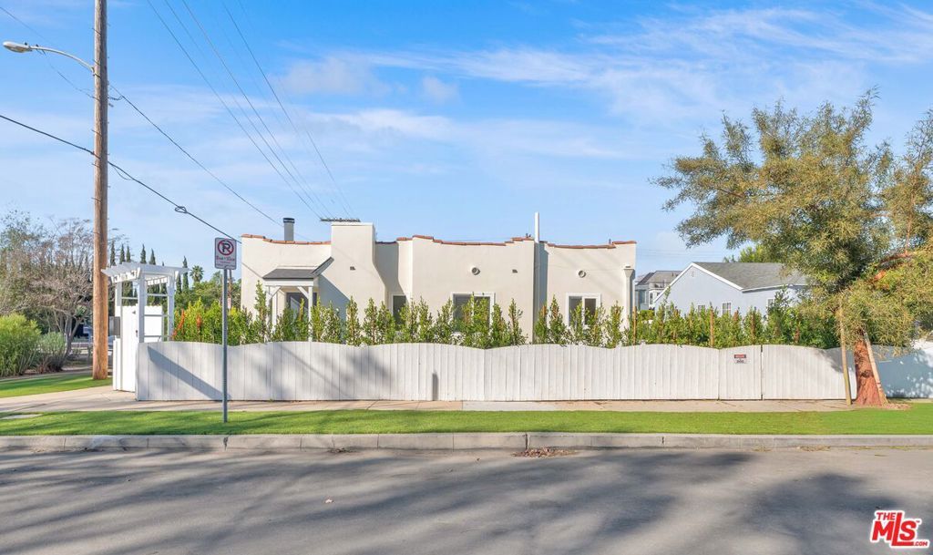 Photo of 12941 Ferndale Avenue, Los Angeles, CA 90066 (MLS # 26638343)