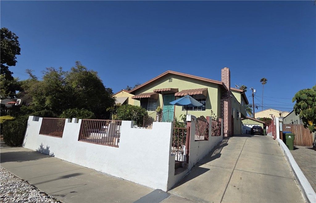Photo of 3241 Madera Avenue, Los Angeles, CA 90039 (MLS # SR25227537)