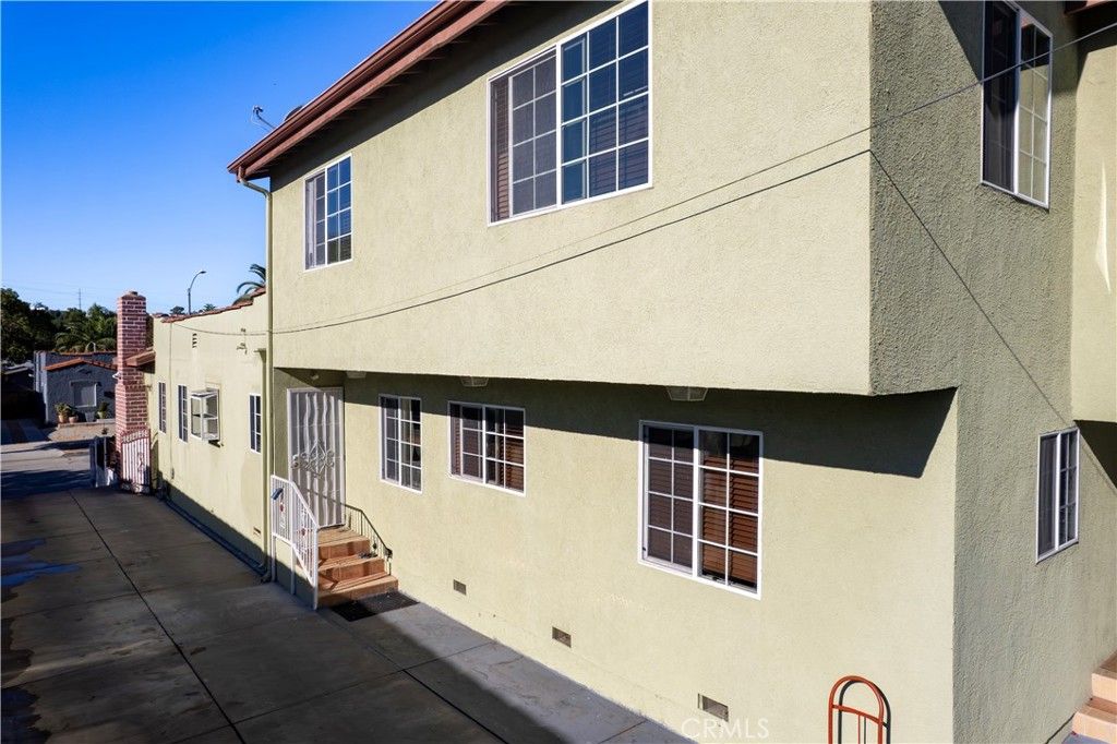 Photo of 3241 Madera Avenue, Los Angeles, CA 90039 (MLS # SR25227537)