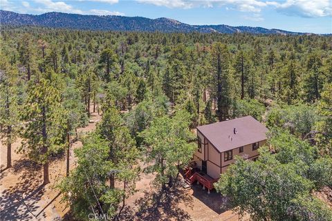 Photo of 894 San Bernardino Avenue, Sugarloaf, CA 92386 (MLS # CV25185470) Photo of 894 San Bernardino Avenue, Sugarloaf, CA 92386 (MLS # CV25185470)