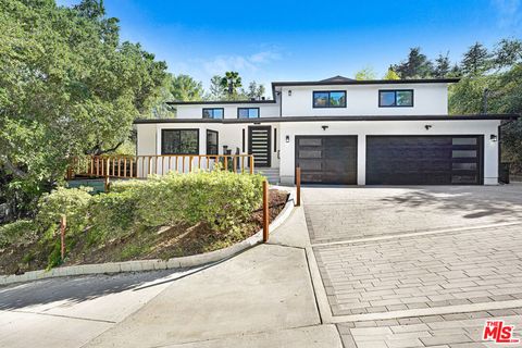 Photo of 4611 Louise Avenue, Encino, CA 91316 (MLS # 26668097)