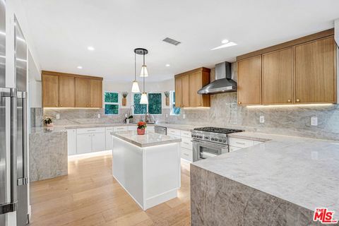 Photo of 4611 Louise Avenue, Encino, CA 91316 (MLS # 26668097)