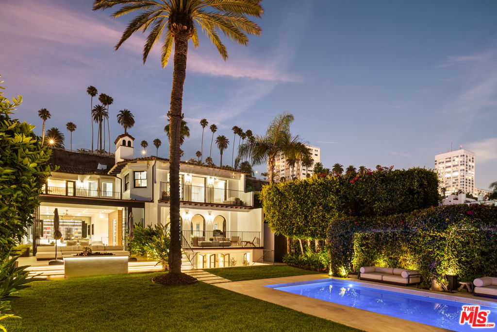 Properties 1 972 Palisades Beach Road