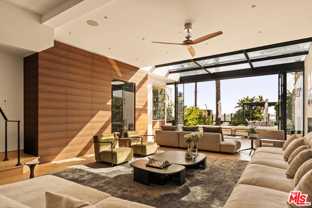 Properties 4 972 Palisades Beach Road