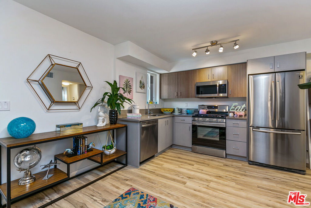 Van Nuys / Lake Balboa Modern 1 Bed, 1 Bath Apartment with Gated Parking. Efficiency 1-bedroom, 1-bath unit located on the top floor of a well-maintained 34-unit courtyard building. Enjoy amenities like a refreshing pool and on-site laundry.The unit features modern finishes, including stainless steel appliances, microwave, dishwasher, and central AC/heat. The bathroom is upgraded with tile, and the bedroom offers ample natural light and closet space.One gated parking spot included.