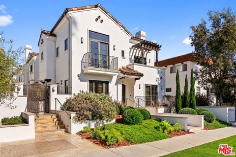 Photo of 917 19th Street #102, Santa Monica, CA 90403 (MLS # 26105208)