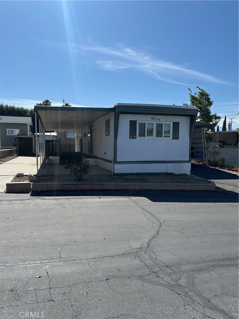Mobile Home in the Twin View Mobile Home Park, a quite 55 and over community park. This home is ready for some TLC, conveniently located to shopping center and Cabazon outlets. Close to 10 FRWY. The community park offer pool, spa, gym and community events. (weekly events are exercise, game night, craft night and special Holiday events)