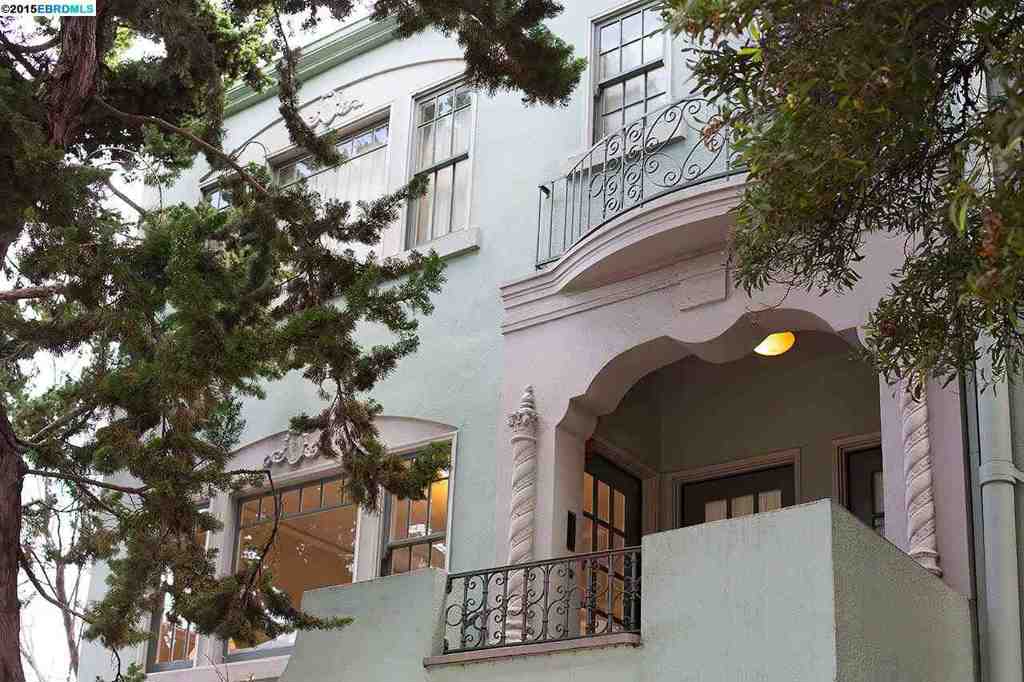 Park your car & wander thru the Gourmet Ghetto. Pick up a latte. Take in a meal at Chez Panisse. Catch a Cal football game. Then come home to this renovated craftsman condo. Multi-pane glass doors & windows. Stepped ceilings. Granite & stainless steel kit. Formal living & dining rms. Walk score 89.