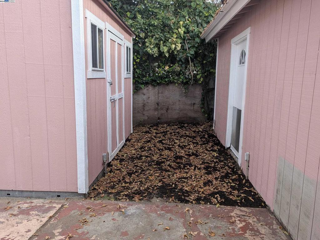 EAST OAKLAND - Residential