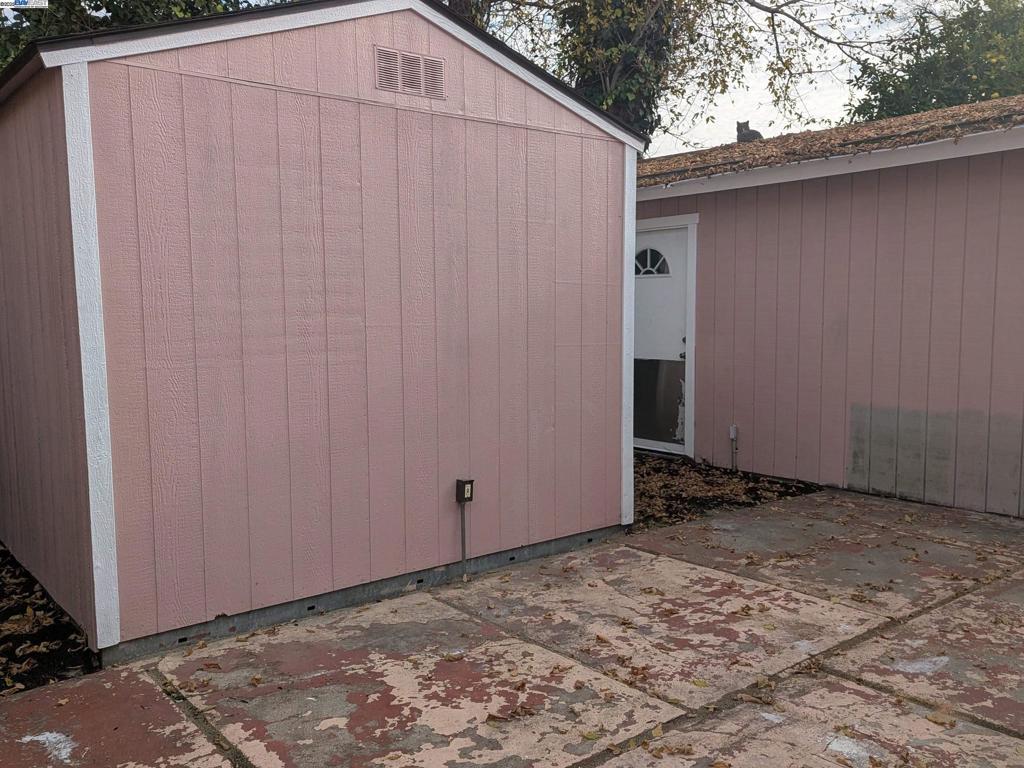 EAST OAKLAND - Residential