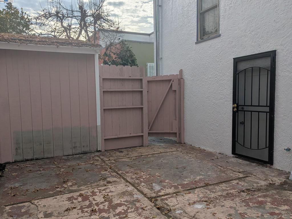 EAST OAKLAND - Residential