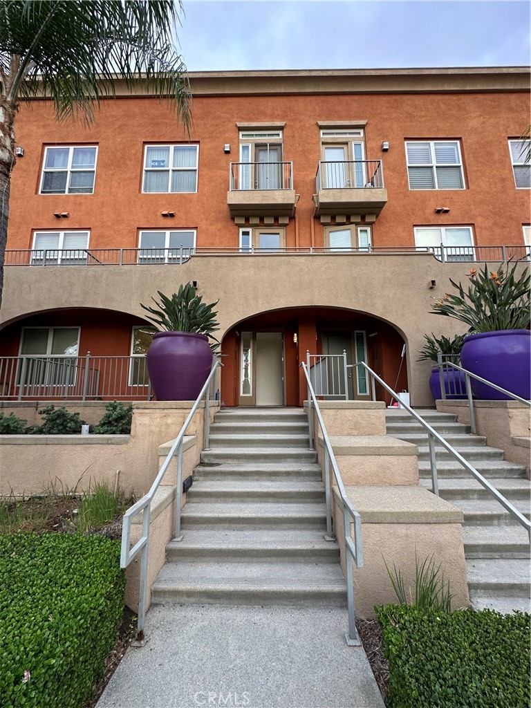 Location, location, location! Situated in the PRIME spot of Alhambra, literally walking distance from all the shopping, restaurants, and entertainment/ movie theater on Main St! This modest townhome features the 3 bedrooms and 2 1/2 baths at 2,000 sq ft living space making it the largest unit in the community! This community’s amenities includes Barbecue, Gym/Exercise Room, Clubhouse, and more!