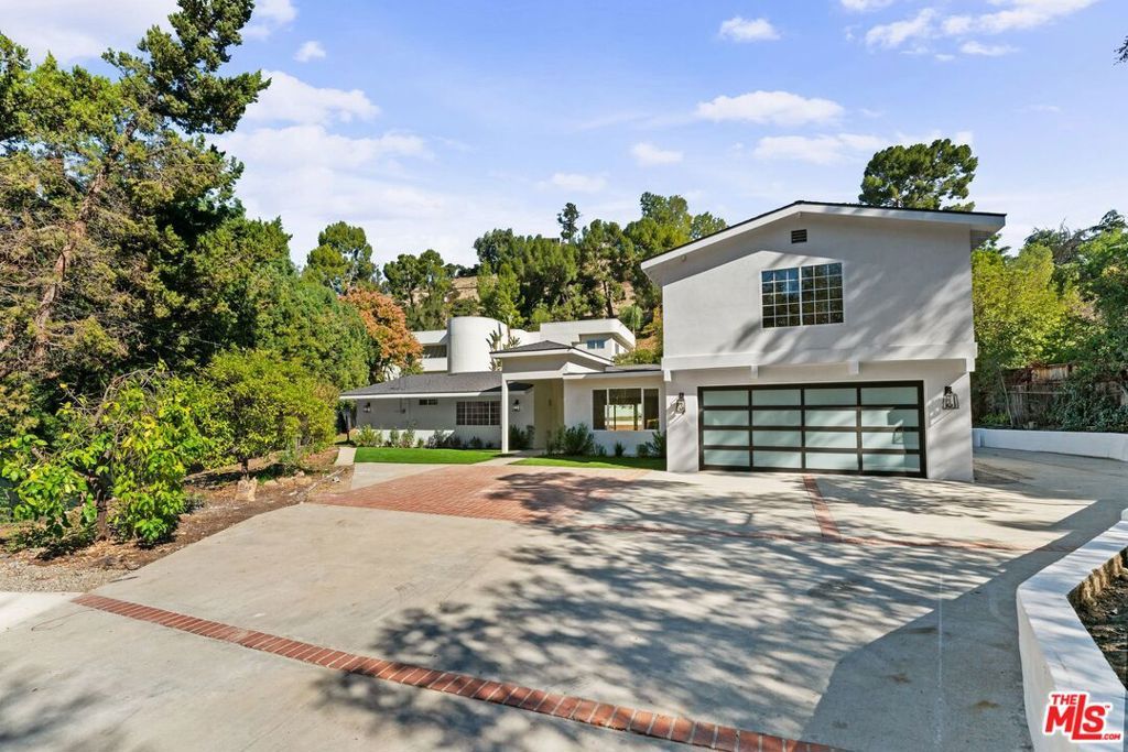 Photo of 4800 Topeka Drive, Tarzana, CA 91356 (MLS # 25616801)