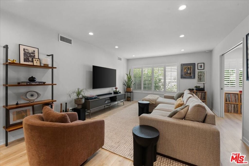 1045 N Kings Road 204