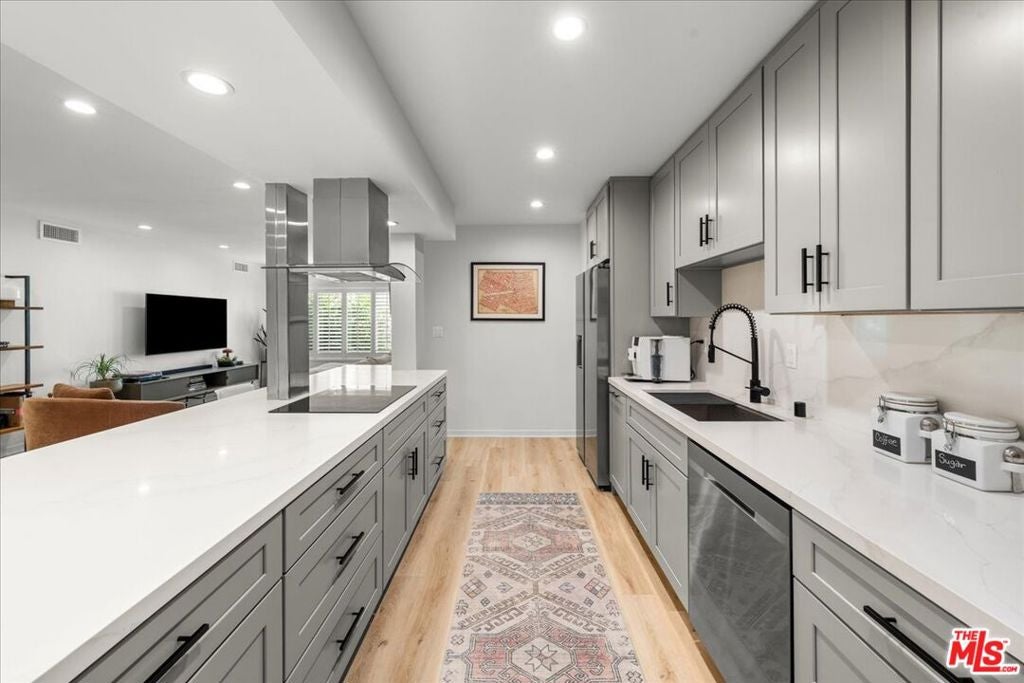 1045 N Kings Road 204