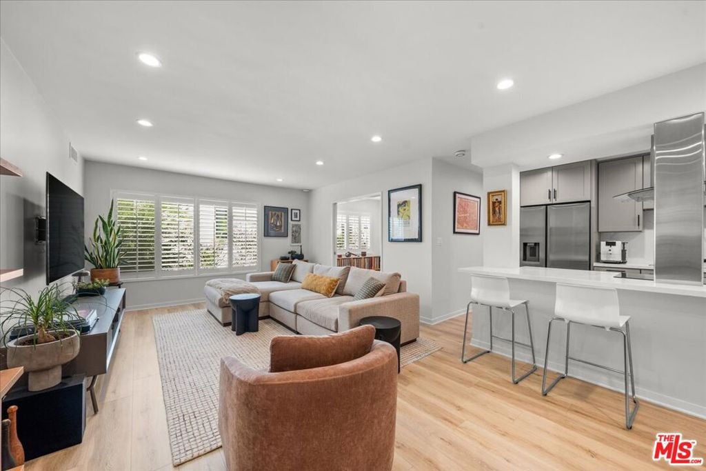 1045 N Kings Road 204
