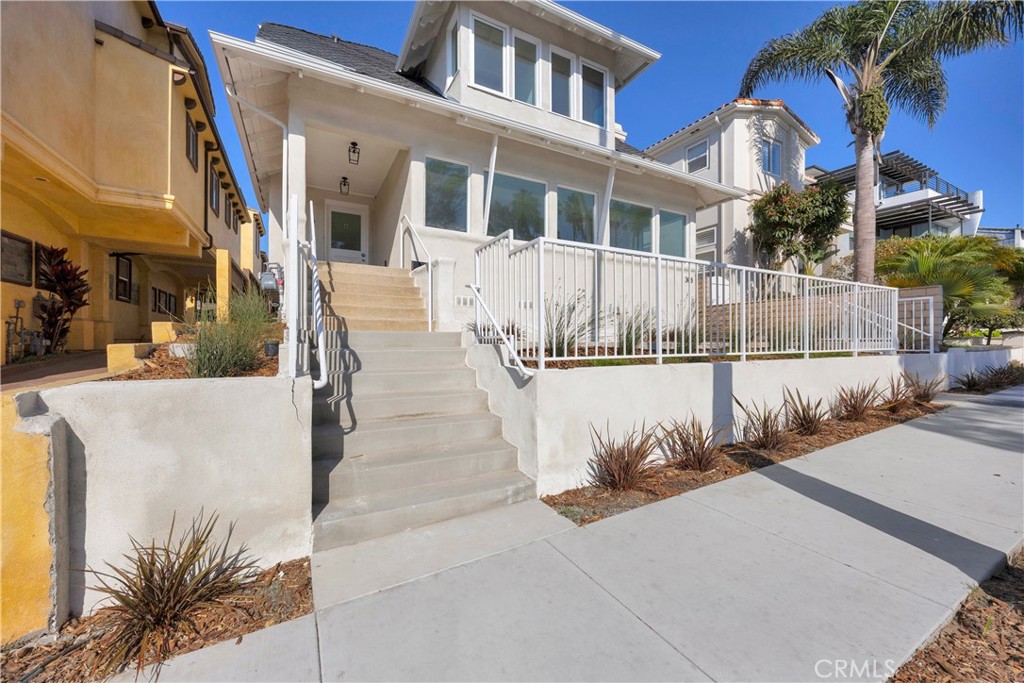 Brand New 3-Bedroom/3 Bathroom Coastal Unit - 308 N Catalina Ave, Redondo Beach, CA
Experience the best of beach living one block from the Pacific Ocean and walking distance to the Redondo Beach Pier and Hermosa Beach Strand in this brand-new 3-bedroom, 3-bath home, designed perfectly for families, roommates or shared living. Each bedroom is a private master suite with its own bathroom, giving everyone space and independence.
Highlights:
All Master Suites – 3 bedrooms, each with its own en-suite bathroom.
Modern Design – Bright, open living space with high ceilings and premium finishes.
First Time For Rent, Fully Renovated Unit – Entire Unit was recently renovated and rebuilt from the studs and is for rent for the first time
Deluxe Kitchen – Quartz countertops, custom cabinetry, and high-end stainless-steel appliances.
In-Unit Laundry – In-unit washer/dryer for tenant convenience
A/C in All Units
Unbeatable Location:
Nestled in the heart of the South Bay, this home is ideally situated between Redondo Beach Pier, Hermosa Beach Strand, and the Riviera Village.
Redondo Pier – 5 min walk / 2 min bike ride
Hermosa Strand – 12 min walk / 4 min bike ride
Riviera Village – 20 min walk / 7 min bike ride
Whether you’re into surfing, dining, shopping, or nightlife, everything is just minutes from your door.
Rent: $4,950
Available: ASAP
Security Deposit: $4,950