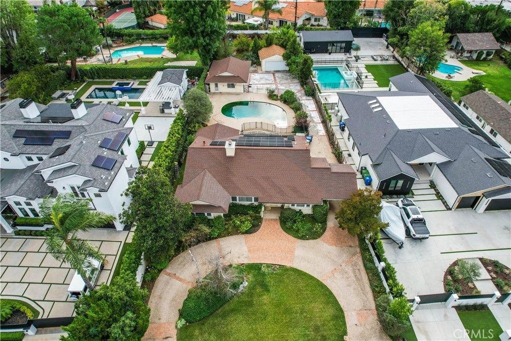 Photo of 19732 Henshaw, Woodland Hills, CA 91364 (MLS # SR25266395)