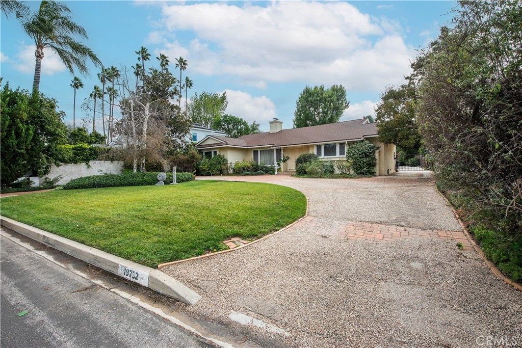 Photo of 19732 Henshaw, Woodland Hills, CA 91364 (MLS # SR25266395)