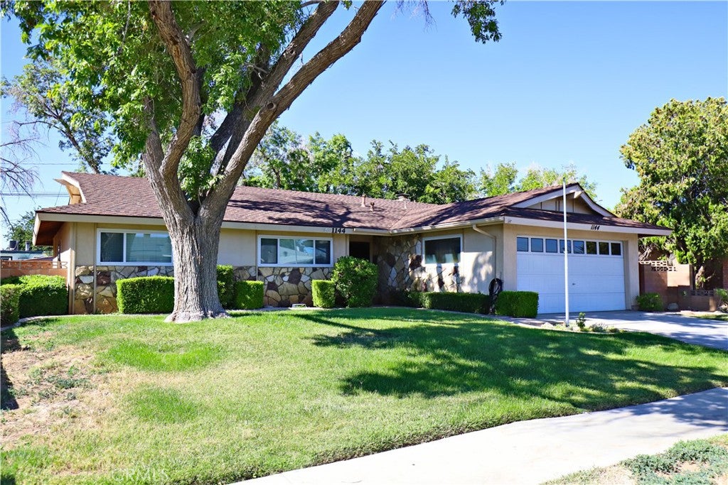 1144 W Avenue J11