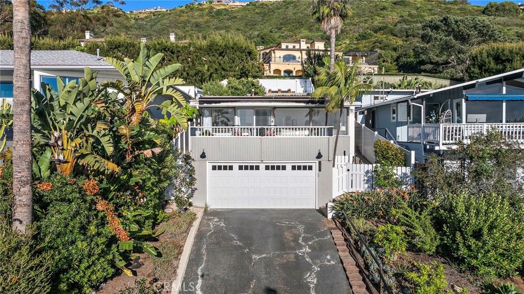 Photo of 31902 Sunset Ave Ave, Laguna Beach, CA 92651 (MLS # LG26051574)