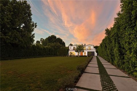 Photo of 11835 Kling Street, Valley Village, CA 91607 (MLS # SR26068987)