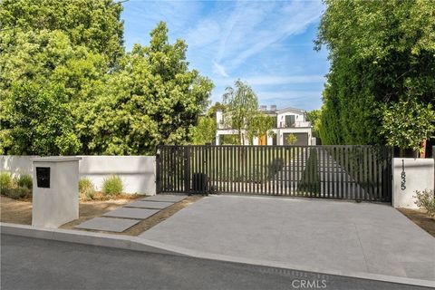 Photo of 11835 Kling Street, Valley Village, CA 91607 (MLS # SR26068987)