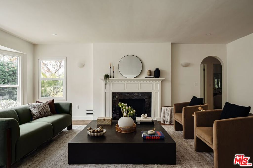 3042 N Beachwood Drive