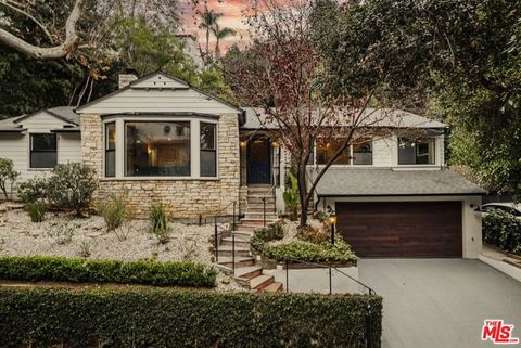 Photo of 3042 N Beachwood Drive, Los Angeles, CA 90068 (MLS # 26643519)