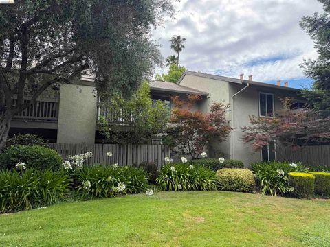 Photo of 2562 WALNUT BLVD. BLVD, Walnut Creek, CA 94596 (MLS # 41140347)
