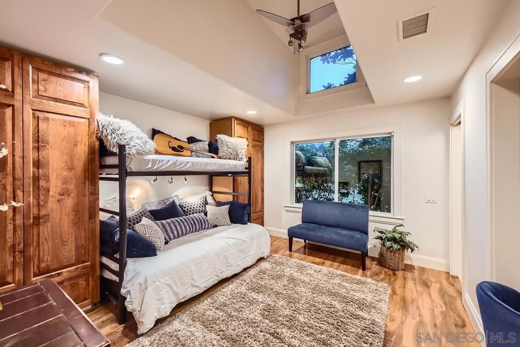 listing image 130724622427226630948
