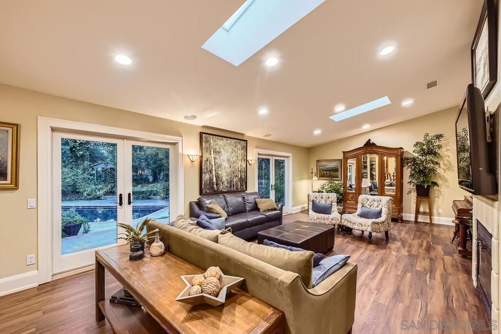 listing image 130729569664201610218