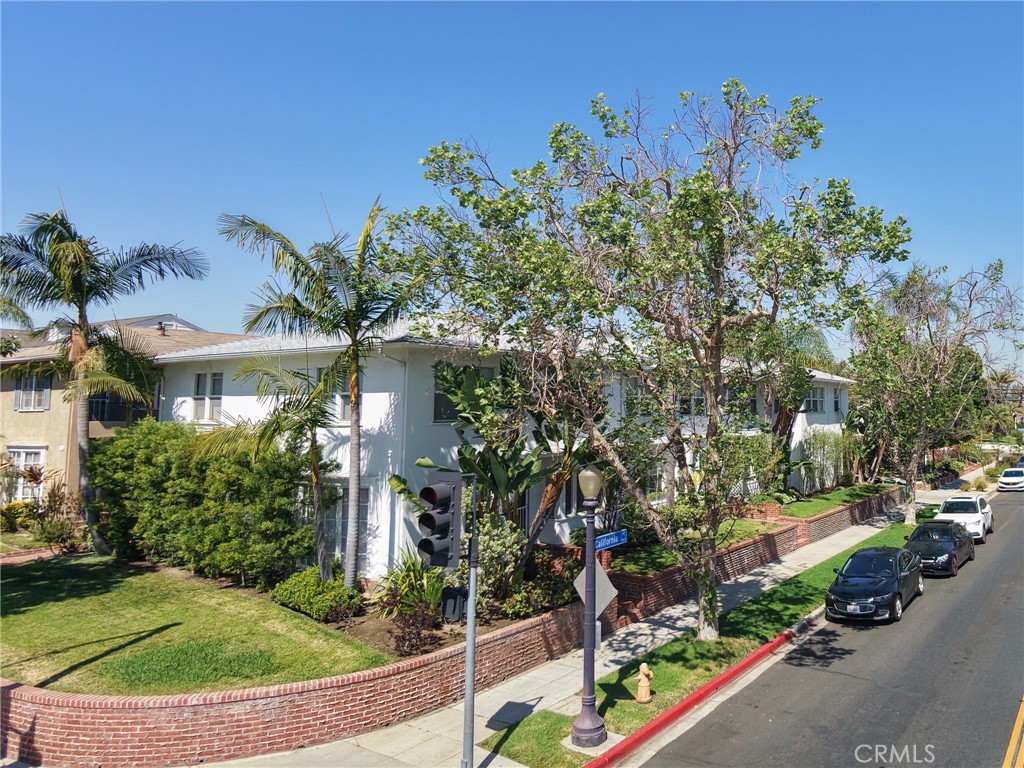 953 E Carson