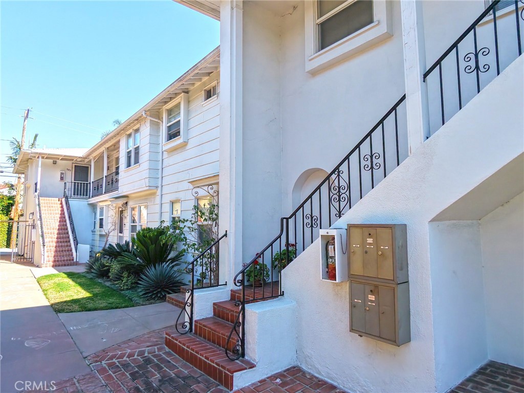 953 E Carson