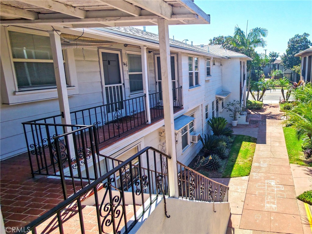 953 E Carson