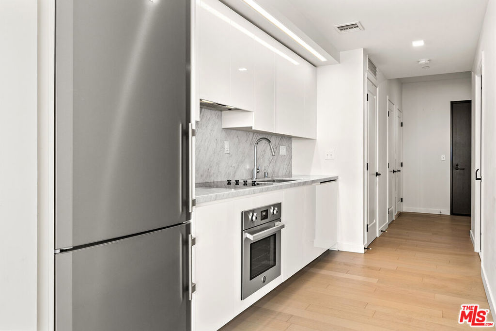 Welcome to the lowest priced contemporary 1-Bed which showcases big views of the DTLA skyline. This floorplan features high-end finishes, hardwood floors throughout, oven, range, & cabinetry, massive walk-in spa shower, plus in-unit laundry. There are 4 levels of parking which include guest parking for your visitors. Ten50 is located in the heart of South Park, a few blocks from Crypto.com Arena, L.A. Live, surrounded by dining & entertainment, all at your doorstep! Resort-style amenities include sky-deck pool & spa, fitness center, 24-hour concierge, movie theatre, private dining hall, indoor/outdoor grills, pool table, and swank lounge to entertain at the highest luxury standards. Come live in DTLA - ideal for walking to work, WholeFoods, close to USC, Lakers/Clippers/Kings.