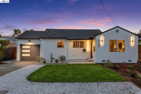 Photo of 4247 Gem Ave Ave, Castro Valley, CA 94546 (MLS # 41151756)