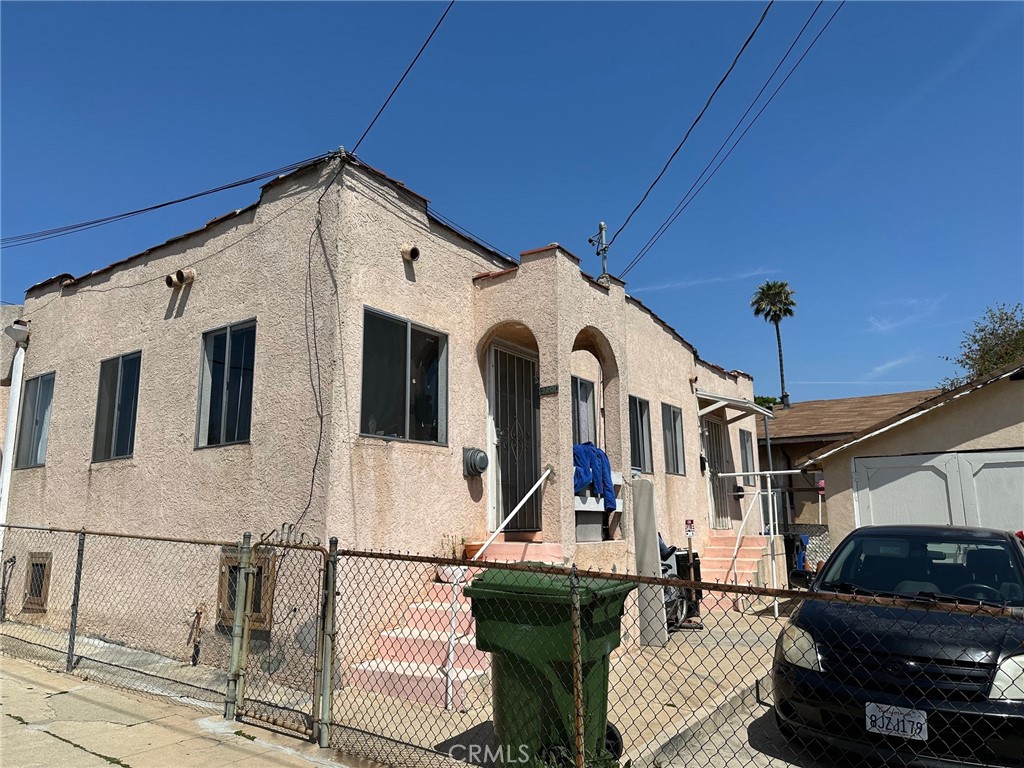 Cozy 1 bedroom 1 bath. This lovely place has a great layout and is ready for move in. Property is located near schools, transportation and shopping centers.