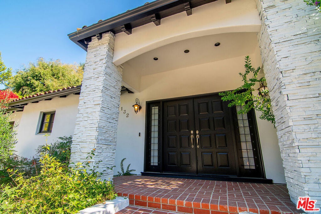 Photo of 1132 Chantilly Road, Los Angeles, CA 90077 (MLS # 26997169)