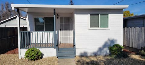 Photo of 1688 Linden St, Livermore, CA 94551 (MLS # ML82041698)