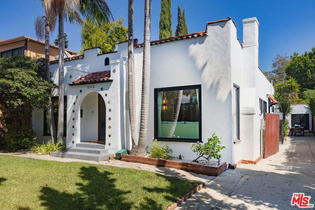 Photo of 722 N La Jolla Avenue, Los Angeles, CA 90046 (MLS # 25599943)