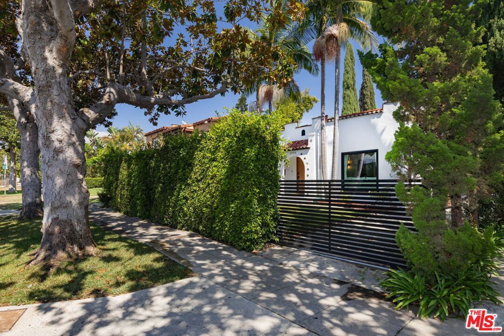 Photo of 722 N La Jolla Avenue, Los Angeles, CA 90046 (MLS # 25599943)
