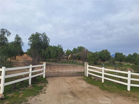 40752 El Pequito Hemet CA 92544